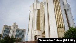 Cel puțin opt candidați la alegerile prezidențiale din 20 octombrie dețin și cetățenii străine.