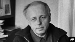 Saharov în apartamentul său, în anii '70. Părăsind cercetările militare, el a continuat să fie interesat de știința pură, în special de gravitație și cosmologie. El a spus că ar fi bucuros dacă ar putea contribui la aceste ramuri importante ale științei. Munca lui Saharov în domeniul astrofizicii este trecută cu vederea de mulți. El este creditat cu o serie de teorii inovatoare și a primit unul dintre cele mai mari premii neoficiale de fizician teoritician, atunci când o navă a primit numele său în popularul serial science fiction Star Trek: The Next Generation.