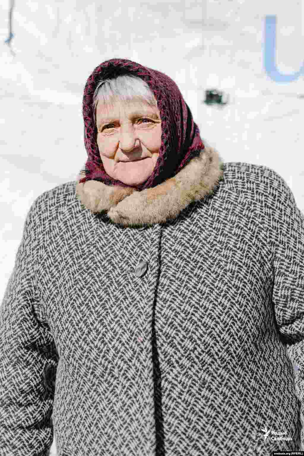 Marija Szarnijból, a Rivne régióból: &bdquo;72 éves vagyok. Az egész család otthon maradt. Egyedül utazom. Németországban találkozom az unokahúgommal. Ez nagyon fájdalmas, nagyon felkavaró. Nem tudom visszatartani a könnyeimet. Kisgyerekeket ölnek meg, házakat és kórházakat rombolnak le&rdquo;