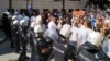 Kordon policije i muškarci u civilu, bez vidljivih obilježlja, "oči u oči" sa demonstrantima, Novi Sad, Srbija, 21. juli 2022.