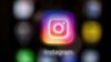 Logoja e rrjetit social Instagram në ekranin e një telefoni të mençur mobil.