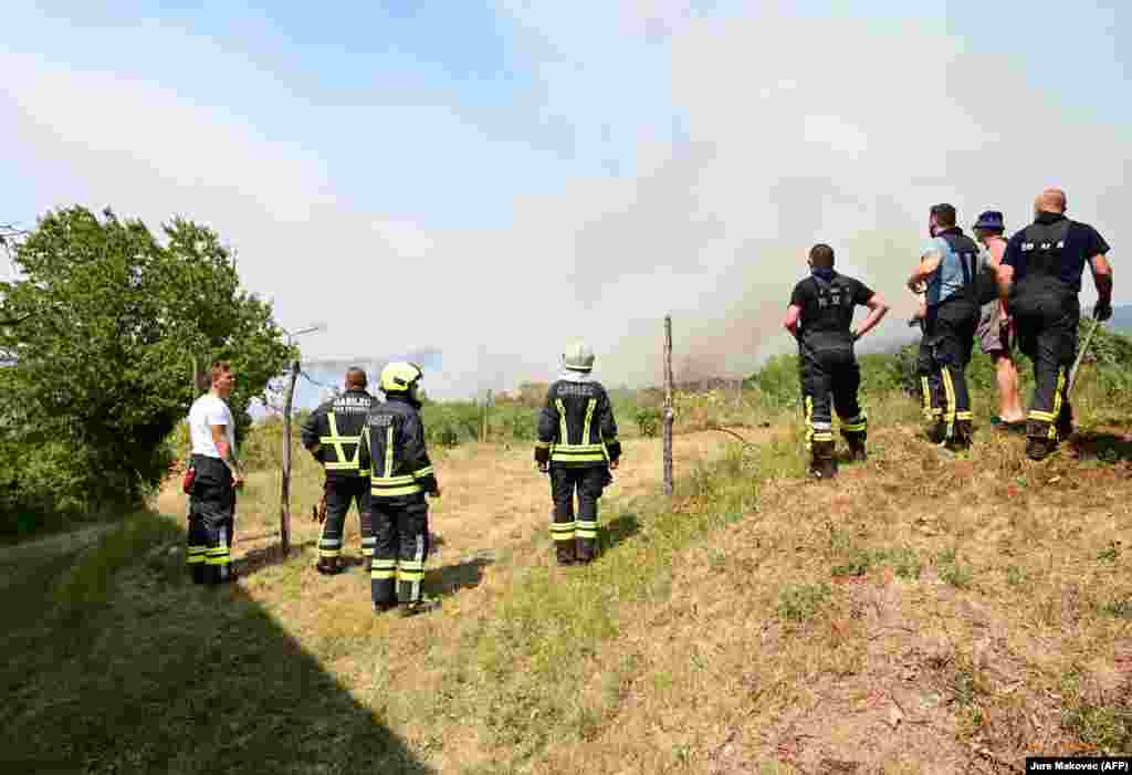 Slovenija - Stotine vatrogasaca raspoređeno je u zapadnoj Sloveniji u borbi protiv požara koji je primorao evakuaciju nekoliko sela, saopštile su službe za vanredne situacije, 22. jul 2022. 