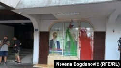 Učesnici protesta protiv nasilja gađali su farbom jedno od lokalnih sedišta Srpske napredne stranke u Novom Sadu, 28. jul 2022.