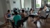 Doi recenzori colectează simultan datele persoanelor care s-au adresat unuia din cele opt puncte de recenzare fixă din Cluj-Napoca. În capitală sunt 30 astfel de centre deschise, iar la cel de la sediul Direcției Naționale de Statistică pot fi preluate simultan 15 persoane.