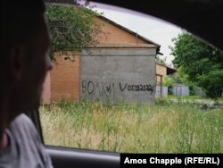 Grafiti në një zonë të Hostomelit që ishte pushtuar nga forcat ruse. Fjala thotë "Ujqër" me një datë nga koha kur rusët kishin pushtuar zonën.