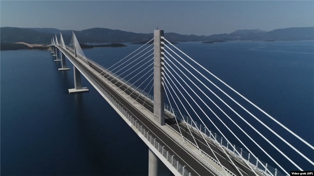 Most je integralne hibridne konstrukcije s 13 raspona, od kojih je pet glavnih (centralnih) raspona duljine 285 metara, šest centralno postavljenih armiranobetonskih pilona visine 33 metra, te dvije trake zajedno sa zaustavnom trakom koja će služiti za održavanja mosta.