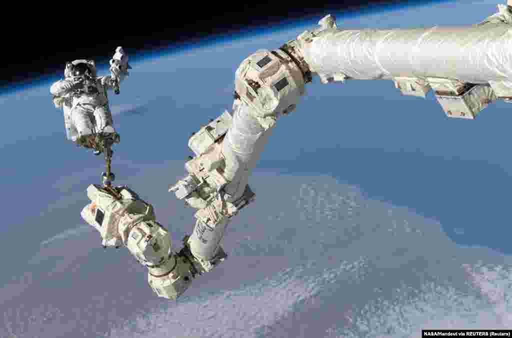 Stephen K. Robinson, a NASA űrhajósa a Nemzetközi Űrállomáson, a Space Shuttle küldetés harmadik szakaszában 2005. augusztus 3-án