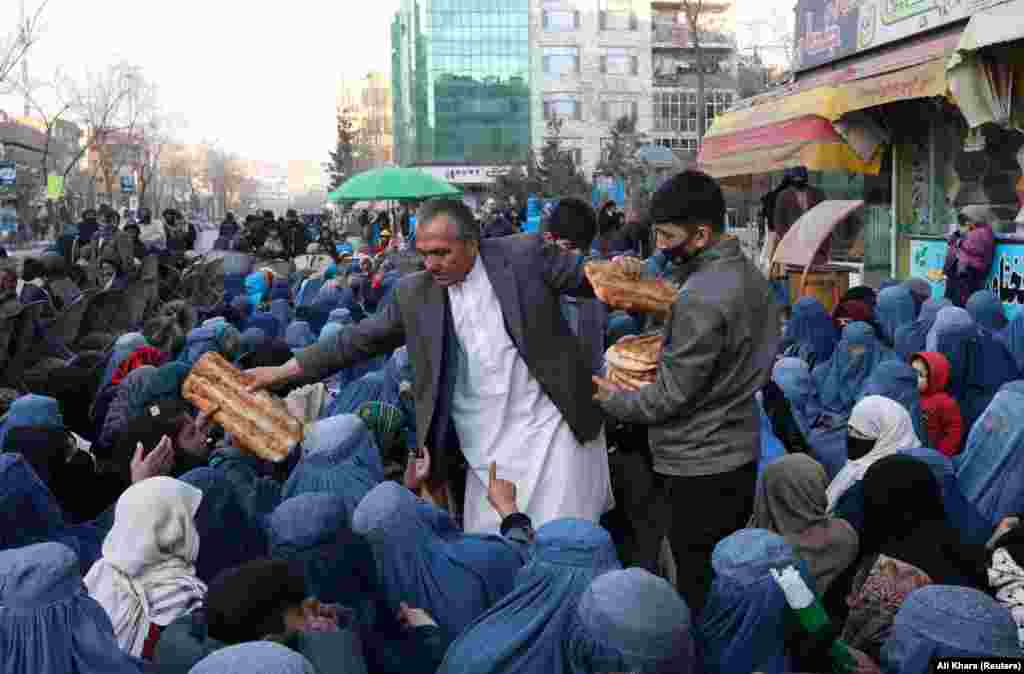 Mer del Kán Rahmati, a pékség vezetője is segít a kenyérosztásban