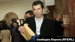 Кирил Петков показа пред медиите материалите, които занесе на ВКС