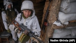 На првите линии: украински војници и цивили чекаат можна војна со Русија