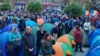 
După altercații cu forțele de ordine, care le-au împiedicat accesul către Piața Marii Adunări Naționale, protestatarii Partidului Șor s-au întors din drum și și-au instalat corturile la sediul Procuraturii Generale 