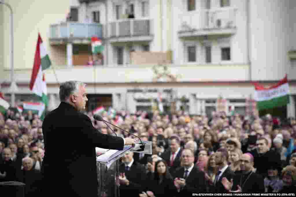 Унгарският премиер Виктор Орбан говори по време на церемония за отбелязване на въстанието от 1956 г. в Залаегерсег на 23 октомври. По време на обръщението си той оприличи Европейския съюз на Съветския съюз, като каза, че мултинационалният блок в крайна сметка ще &bdquo;завърши на същото място като своите предшественици&ldquo;.