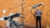 Graffiti pe un zid din capitala Ucrainei, Kiev. Un militar ucrainean lansează o rachetă pe care scrie „Scopul nostru este unul singur.”