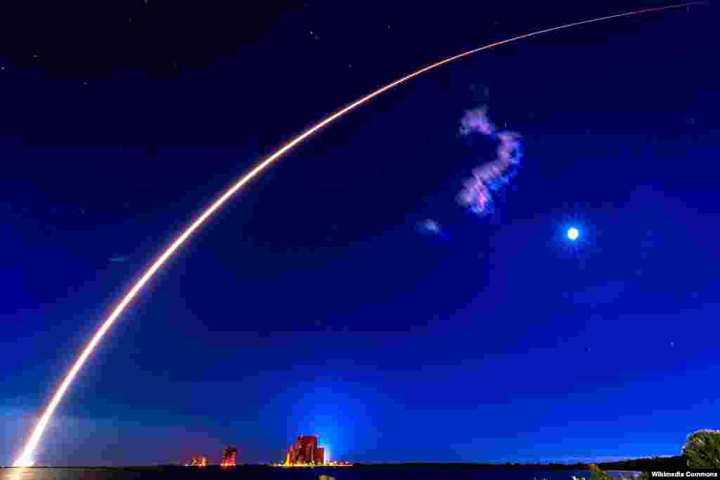 Raketa SpaceX Falcon 9 koja nosi satelite Starlink polijeće s Cape Canaveral na Floridi u januaru. Musk je 15. oktobra javno odustao od svog zahtjeva za pomoć u finansiranju, rekavši: &quot;Dovraga s tim...iako starlink još uvijek gubi novac i druge tvrtke dobivaju milijarde dolara poreznih obveznika, mi ćemo nastaviti finansirati Ukrajinsku vladu besplatno.&quot;