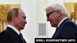 Президент Росії Володимир Путін (ліворуч) і голова МЗС Німеччини Франк-Вальтер Штайнмаєр