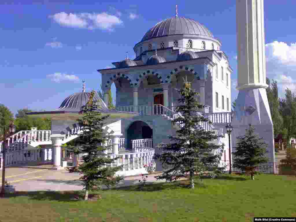 Султан Сулејман џамијата и исламскиот културен центар во Мариупол фотографирани во 2009 година.
