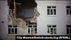 Иллюстрационное фото. Поврежденный дом в Луганской области, октябрь 2015 года