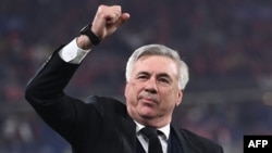 Карло Анчелоти се радва след последния съдийски сигнал на финала в Шампионската лига в събота, спечелен от Реал срещу Ливърпул с 1:0.