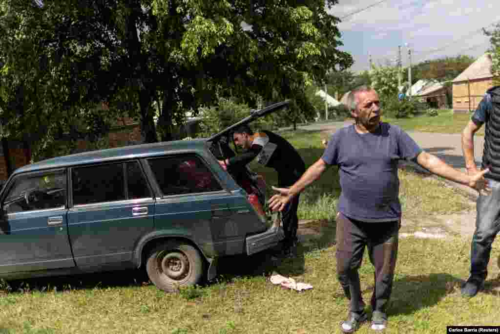 Lakosok készülnek elhagyni Bahmut városát&nbsp;