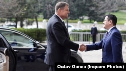 Legile siguranței au fost redactate de serviciile de informații cu ajutorul unor experți de la administrația prezidențială. Directorul SRI, Eduard Hellvig, a susținut din nou că SRI nu mai are legătură cu fosta Securitate și că a susținut necesitatea legilor. 