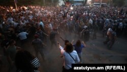 Судири меѓу полицијата и демонстрантите во Ерменија 