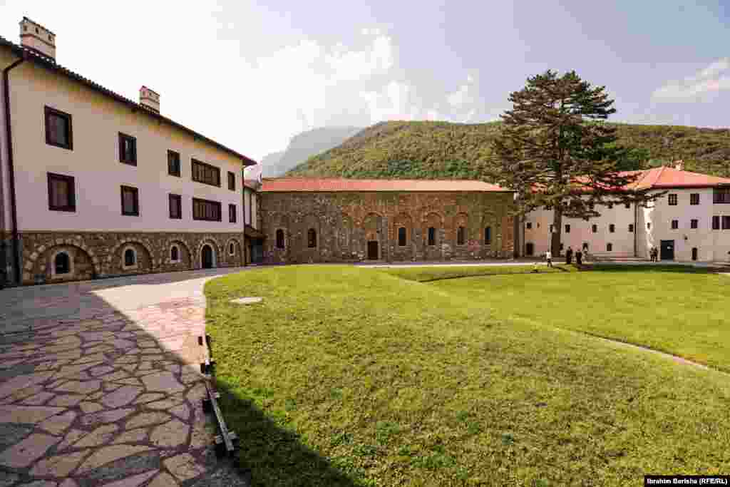 Srpsko pravoslavno sveštenstvo služi u manastiru Dečani, primajući strane i domaće goste.