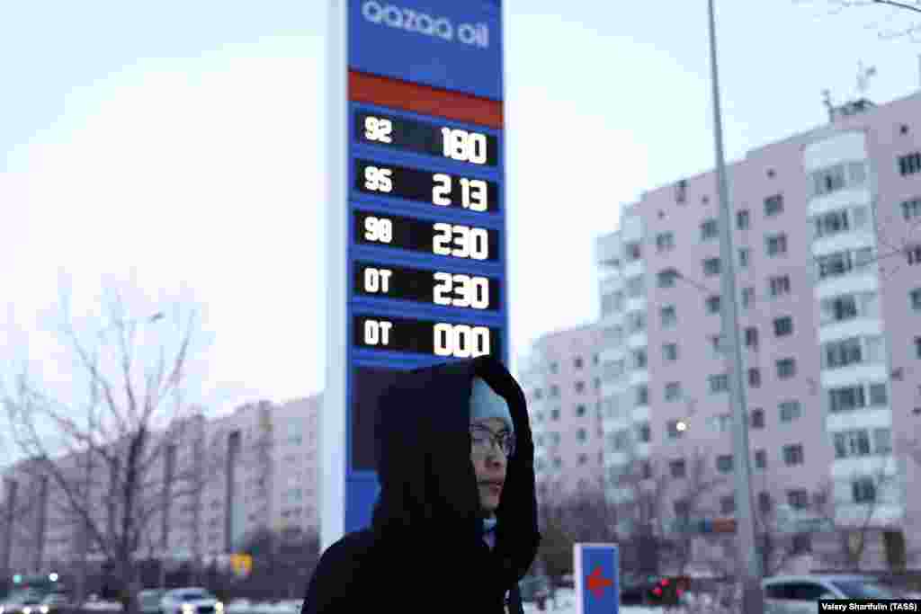 Табла со цени на бензинска пумпа во Нур-Султан. Прашањето за цените на течен&nbsp; гас е критично прашање за многу Казахстанци, бидејќи повеќето автомобили на запад од централната азиска земја работат на ова гориво.