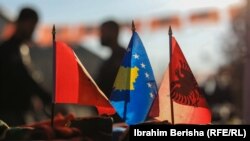 Flamuj të Shqipërisë dhe Kosovës. Fotografi nga arkivi. 