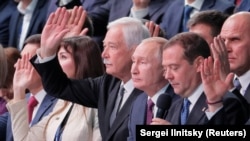 Борис Гризлов (в средата) по време на партийно събрание на "Единна Русия" заедно с Владимир Путин и Дмитрий Медведев.