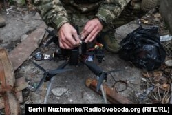Un soldat ucrainean din unitatea militară a lui Ilia Lif manevrează o dronă FPV.