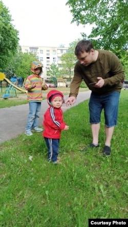 Andrei cu copiii săi în parc, înainte să fie arestat