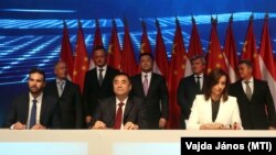 Barcsa Lajos alpolgármester, Csen Csün-vej nemzetközi üzletfejlesztésért felelős vezérigazgató és Kocsik-Marossy Virág ügyvezető igazgató (elöl, b–j) aláírja a CATL vállalat és Debrecen város közötti megállapodást a debreceni Kölcsey Központban 2022. szeptember 5-én