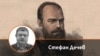 Стефан Дечев на фона на потрет на руския император Александър III