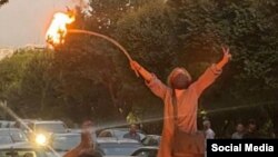 Femeile din Iran au incendiat hijaburi în semn de protest.