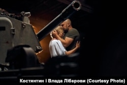 Ushtari ukrainas duke përqafuar nusen e tij. Fotografi nga Vlada dhe Kostyantyn Liberov.