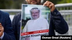 Demonstranti ispred konzulata Saudijske Arabije u Istanbulu traže istinu o u to vrijeme nestalom novinaru