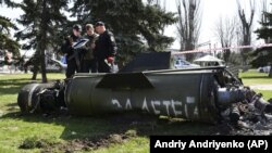 Soldați ucraineni lângă o rachetă Tochka-U cu inscripția în rusă „Pentru copii” la Kramatorsk, la 8 aprilie 2022.
