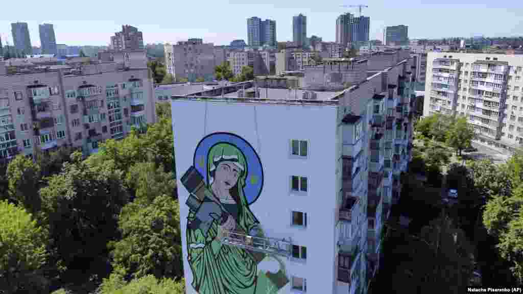 O pictură murală reprezzentând-o pe &bdquo;Sfinta Javelin&rdquo; care a luat chipul Sfintei Fecioare ținând în brațe o rachetă antitanc în Kiev, în luna mai.
