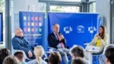 Jobbról: Inotai Edit moderátor, Navracsics Tibor és Balázs Péter az Európa Pontban