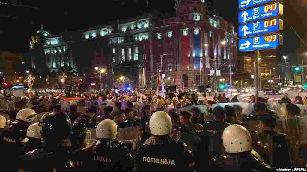 Policia ka bllokuar grupet e krahut të djathtë që t'i qasen vendit ku është mbajtur parada. 
