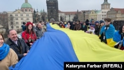 Ukrajinci razvijaju zastavu svoje nacije na Karlovom mostu u Pragu 19. januara.
