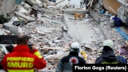 Spasioci ispred srušene zgarde u Draču, 28. novembra 2019. godine. 