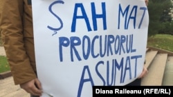 Susținători ai blocului ACUM protestând în fața Parlamentului, 8 noiembrie 2019