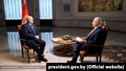 Lukasenka BBC-interjúja: „Lehet, hogy átsegítettük őket a határon, de nem hívtuk őket.” Azt is elismerte, hogy erői tiltakozókat vertek meg, de azok is „megvertek rendőröket, és azt önök nem mutatták be”