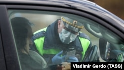 Илустративна фотографија: Москва - Полицаец проверува дигитален код за патување низ градот во време на пандемијата на Ковид-19.
