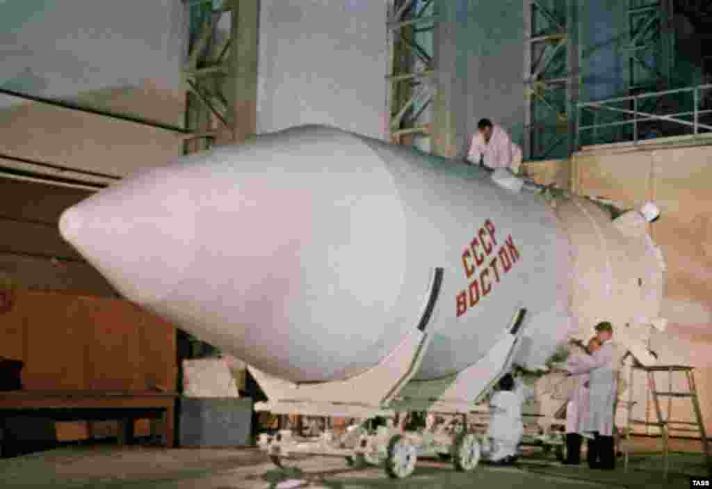 Poslednje provere rakete Vostok, koja će lansirati sovjetskog kosmonauta Jurija Gagarina u orbitu 1961. godine. Nekoliko istorijskih lansiranja izvedeno je iz Bajkonura, uključujući lansiranje prvog satelita u oktobru 1957. godine, prvog psa u novembru iste godine, prvog čoveka, 1961. godine i prve žene, 1963. godine.
