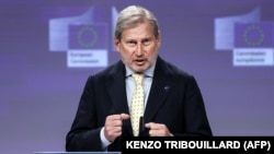 Johannes Hahn sajtótájékoztatót tart Brüsszelben 2022. szeptember 18-án