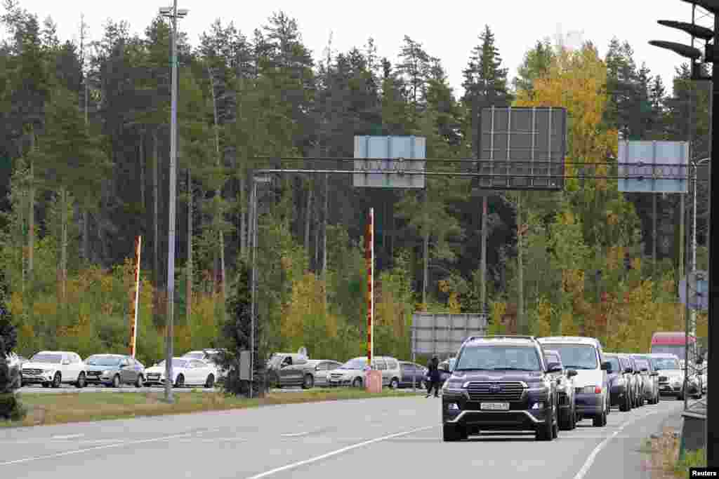 Automobili čekaju u redu za ulazak u Finsku iz Rusije na najjužnijem finskom prijelazu Vaalimaa, oko tri sata vožnje od Sankt Peterburga, Vaalimaa, Finska, 23. septembar 2022.