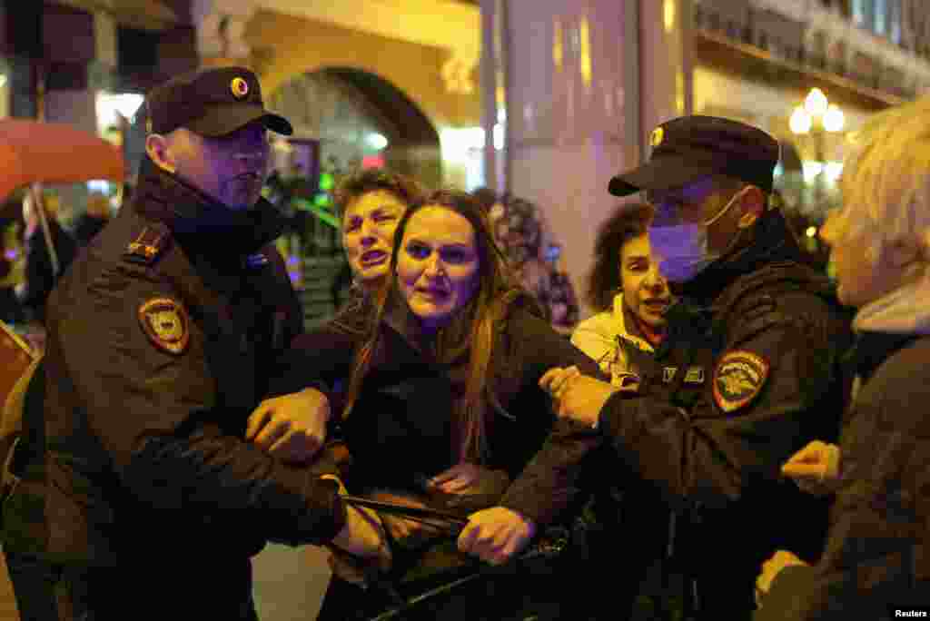 Karon fogva vezetnek el egy demonstráló nőt