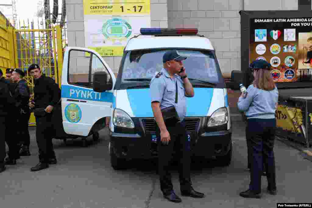 На стадионе было много полицейских и собровцев. Накануне выступления Димаша начальник департамента полиции Алматы Арыстангани Заппаров сообщил, что для обеспечения безопасности на концерте будет задействовано 2,5 тысячи сотрудников 